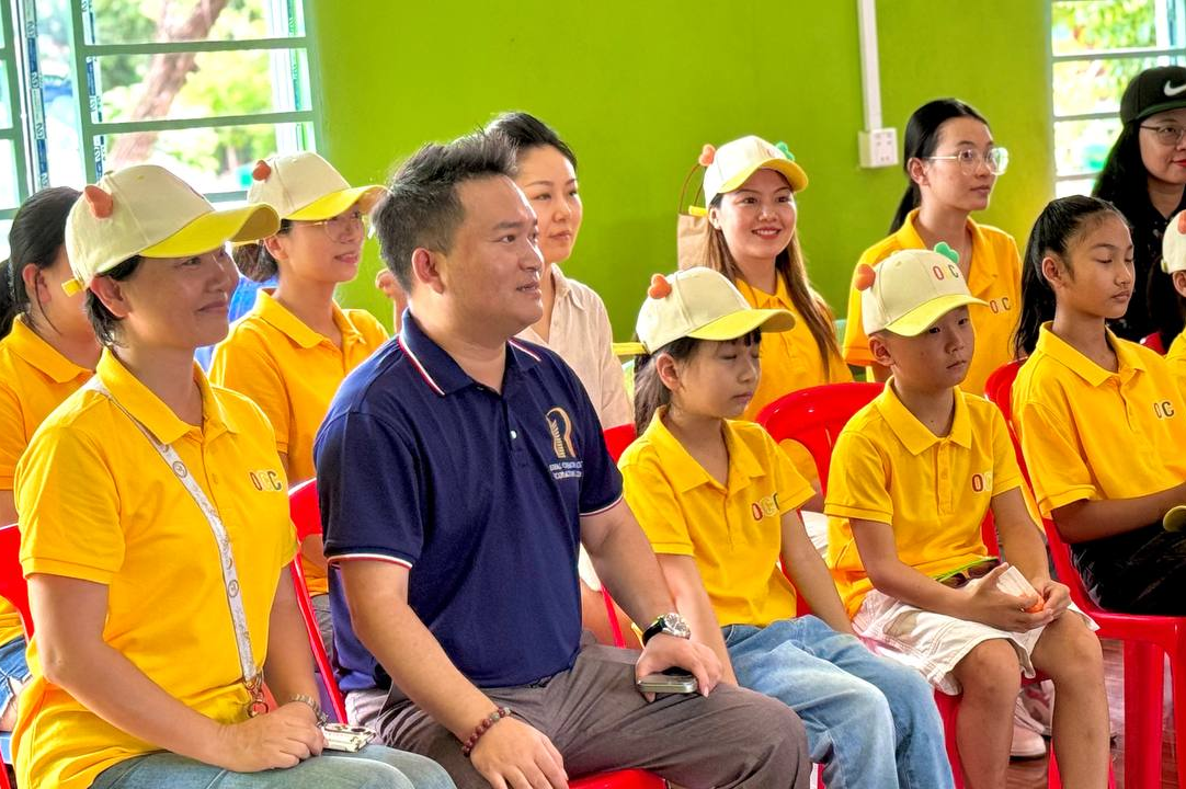以爱为源：慰问孤儿院公益活动
